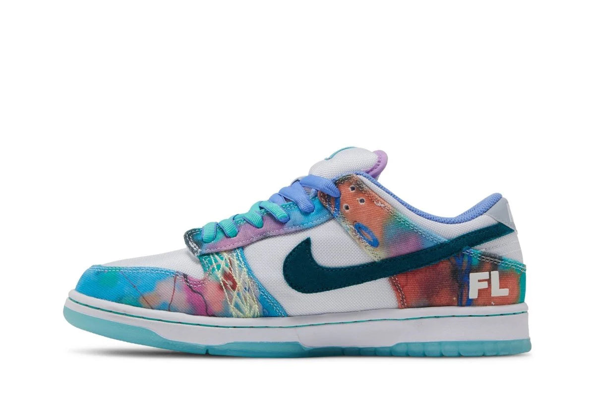 Tênis Futura Laboratories x Nike SB Dunk Low White and Geode Teal