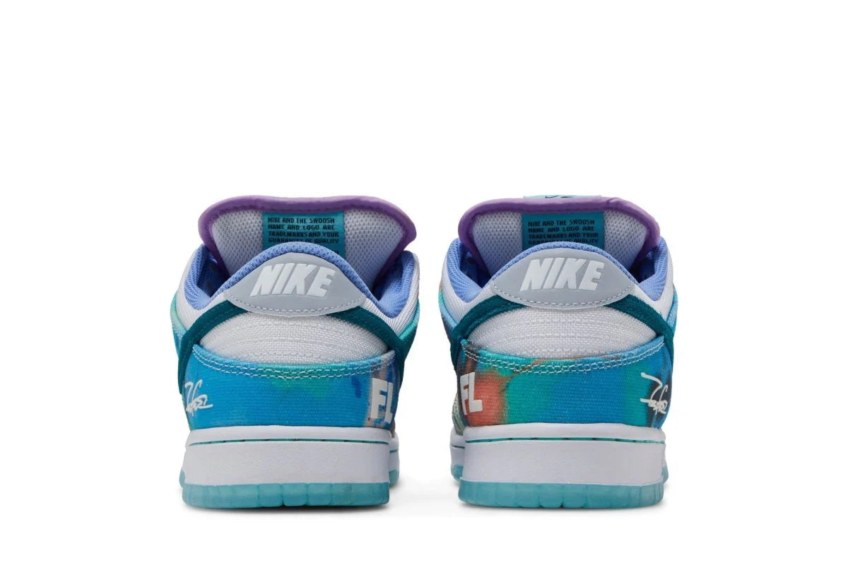Tênis Futura Laboratories x Nike SB Dunk Low White and Geode Teal