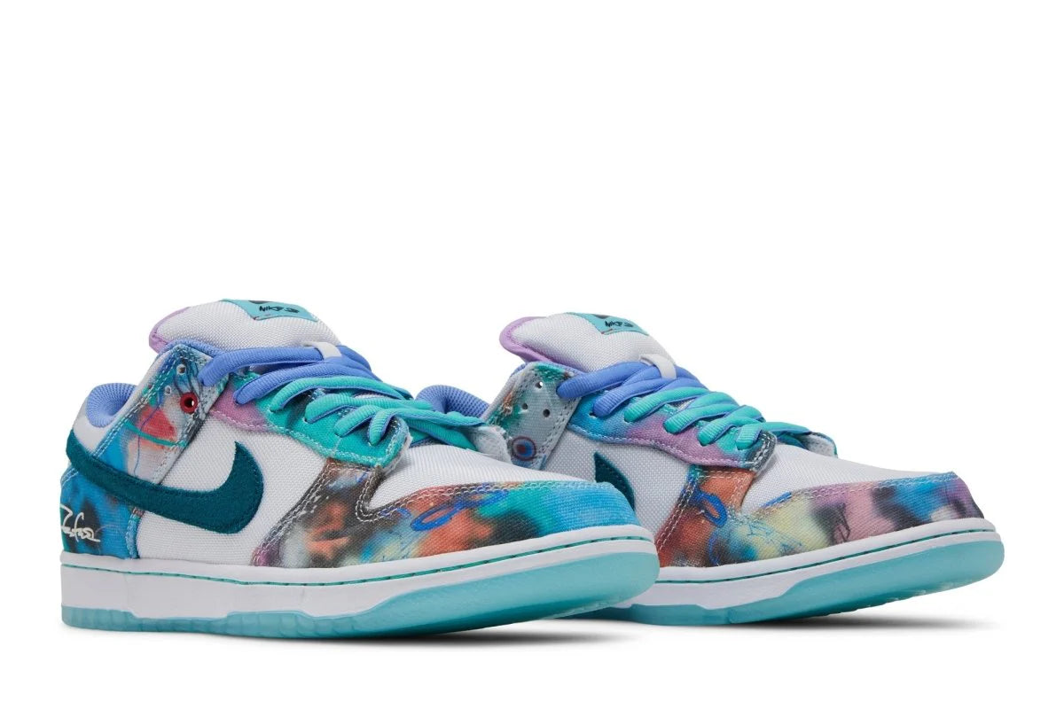 Tênis Futura Laboratories x Nike SB Dunk Low White and Geode Teal